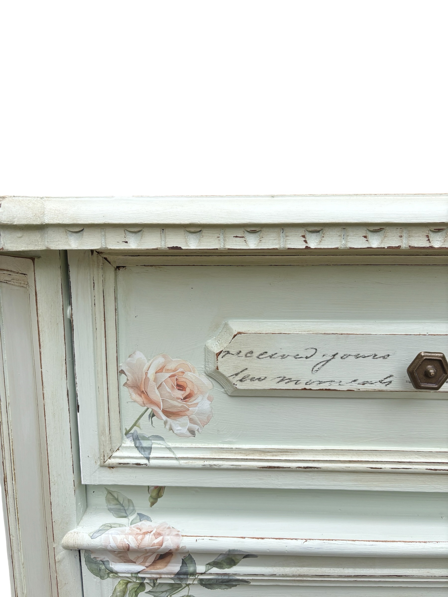 Komoda shabby chic – motyw róży (detal)
