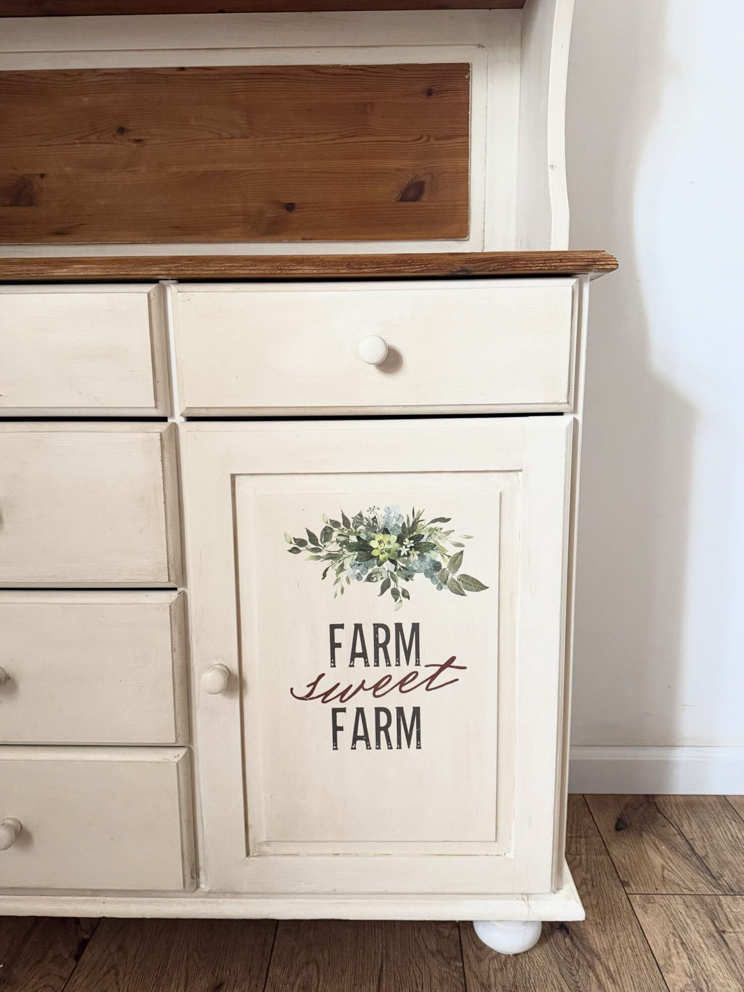 Kredens farmhouse – dolne wnętrze z naturalnego drewna